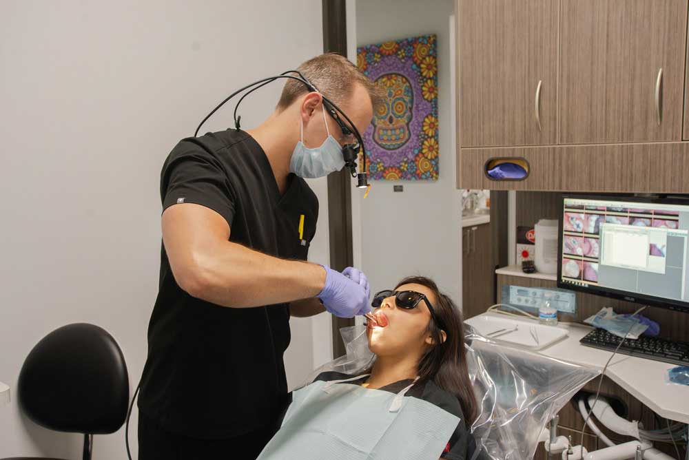 How To Manage The Financial Aspects Of A Visit To A Walk-In Dentist Or Emergency Orthodontist?