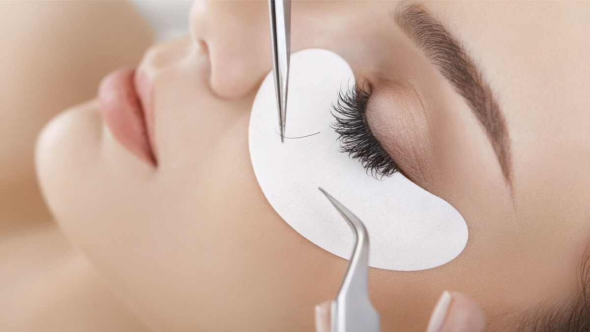 How Eyelashes Tweezers in UK Can Help Prevent Lash Damage and Breakage