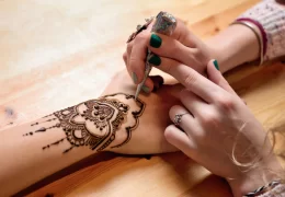 How to Utilize Mehndi Artist Service at Home