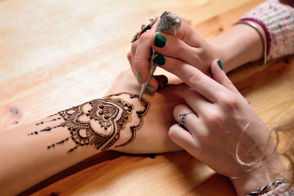 How to Utilize Mehndi Artist Service at Home